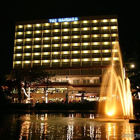 Hotel Taj Banjara Hyderabad Exterior foto The Manila Hotel at night