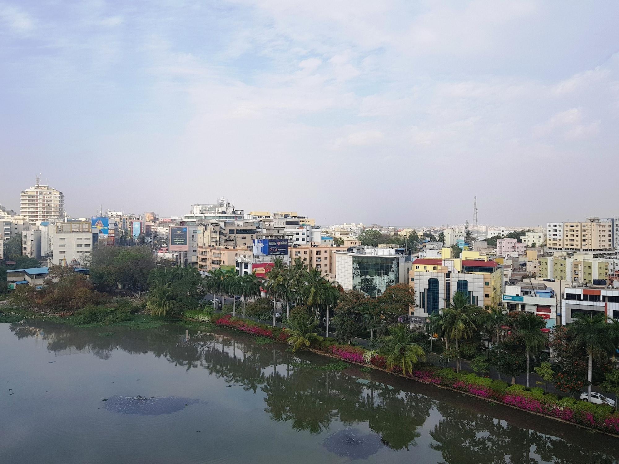Hotel Taj Banjara Hyderabad Exterior foto View of the city from the lake