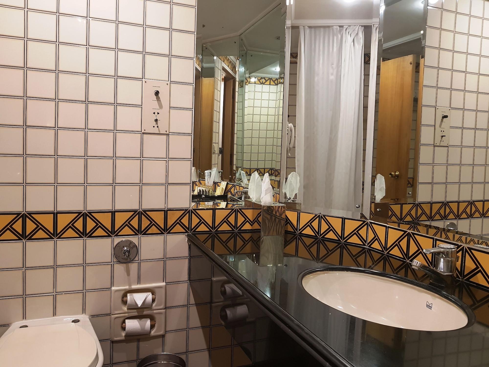 Hotel Taj Banjara Hyderabad Exterior foto Bathroom in a hotel
