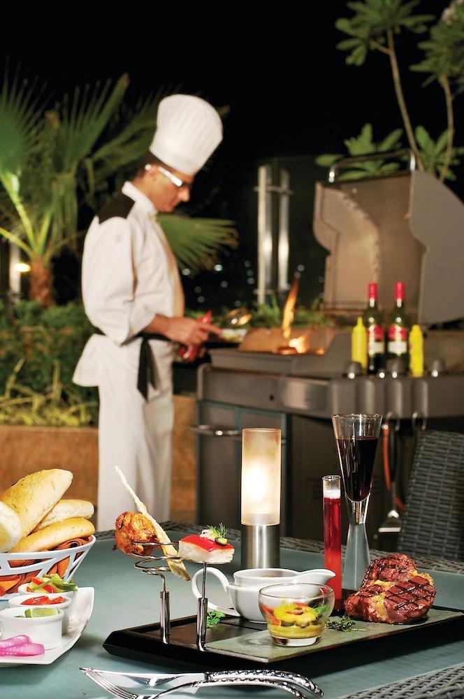 Hotel Taj Banjara Hyderabad Exterior foto A chef at work