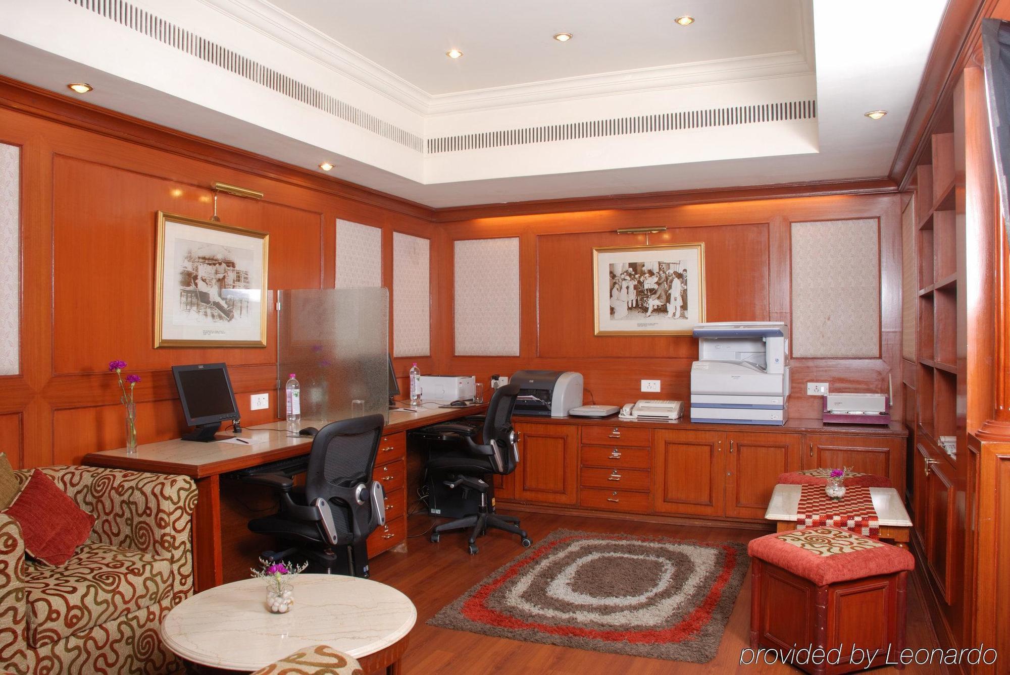 Hotel Taj Banjara Hyderabad Einrichtungen foto A typical hotel business center