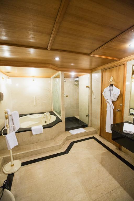 Hotel Taj Banjara Hyderabad Exterior foto A bathroom with a shower and a bathtub