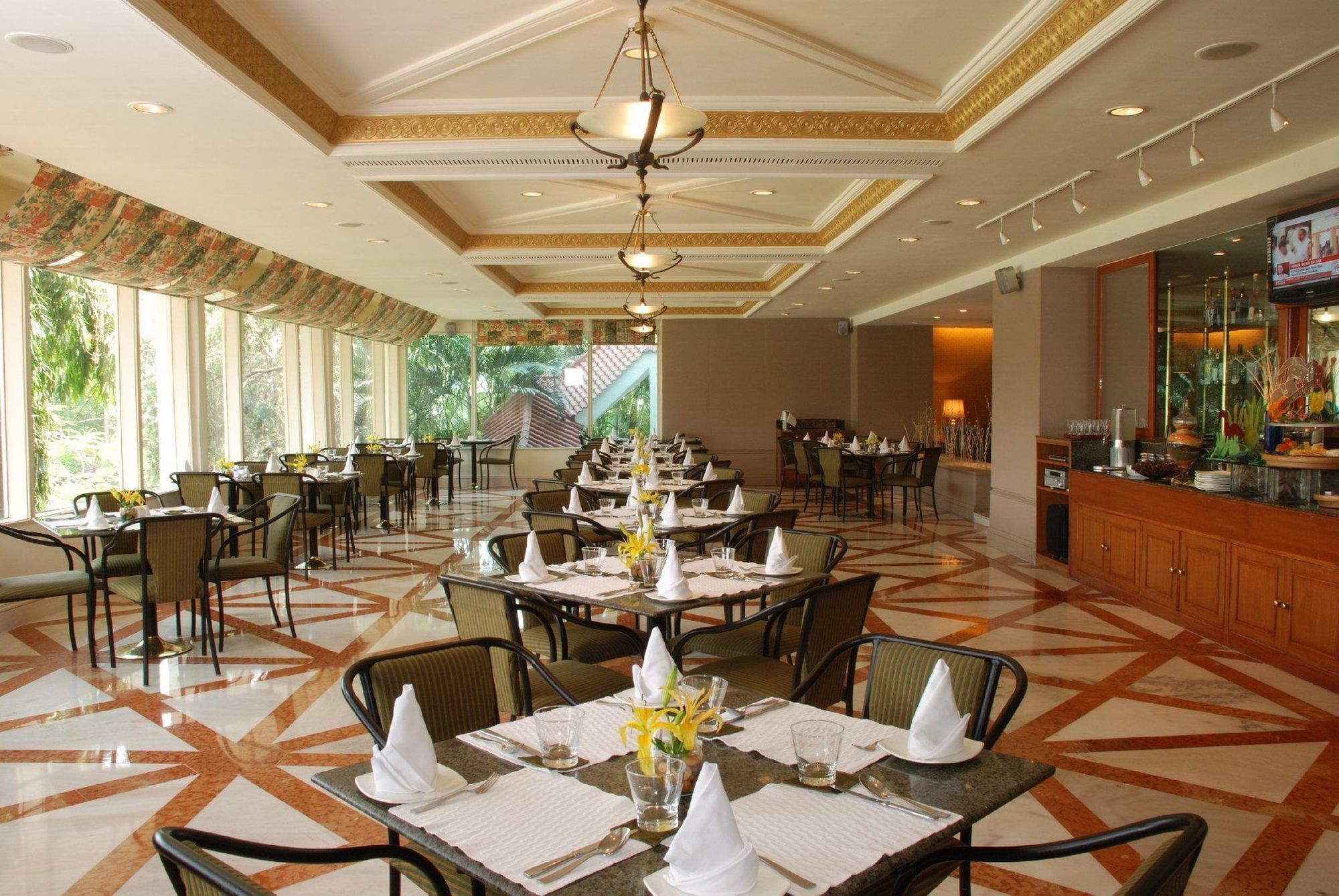 Hotel Taj Banjara Hyderabad Restaurant foto The restaurant at the hotel