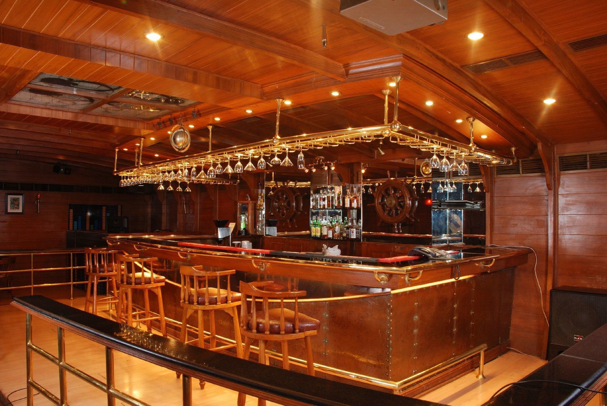Hotel Taj Banjara Hyderabad Restaurant foto The bar on board the Calypso