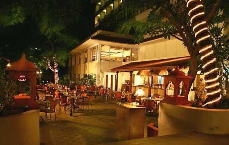 Hotel Taj Banjara Hyderabad Exterior foto The outdoor patio at the restaurant