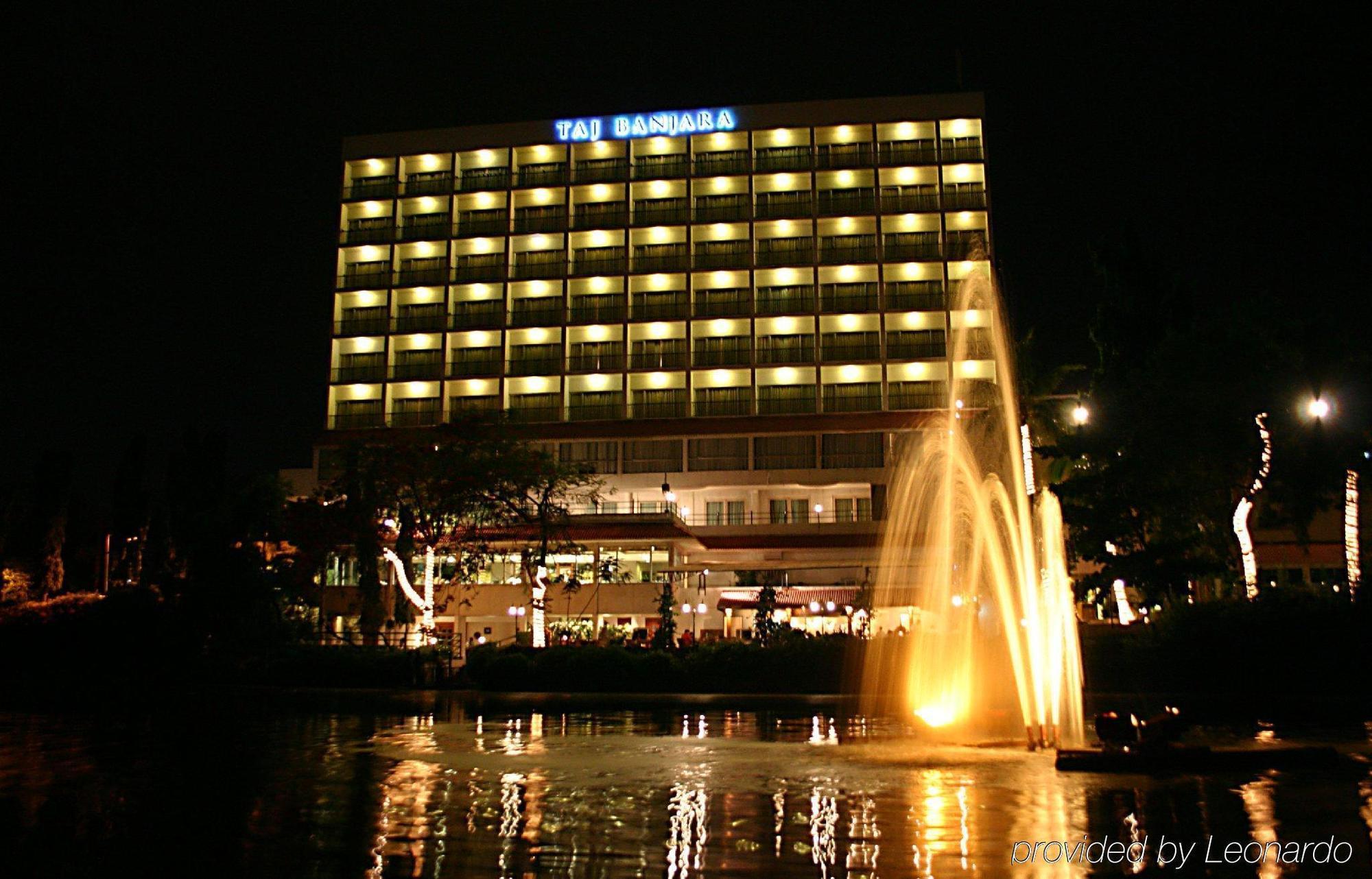 Hotel Taj Banjara Hyderabad Exterior foto The Manila Hotel at night