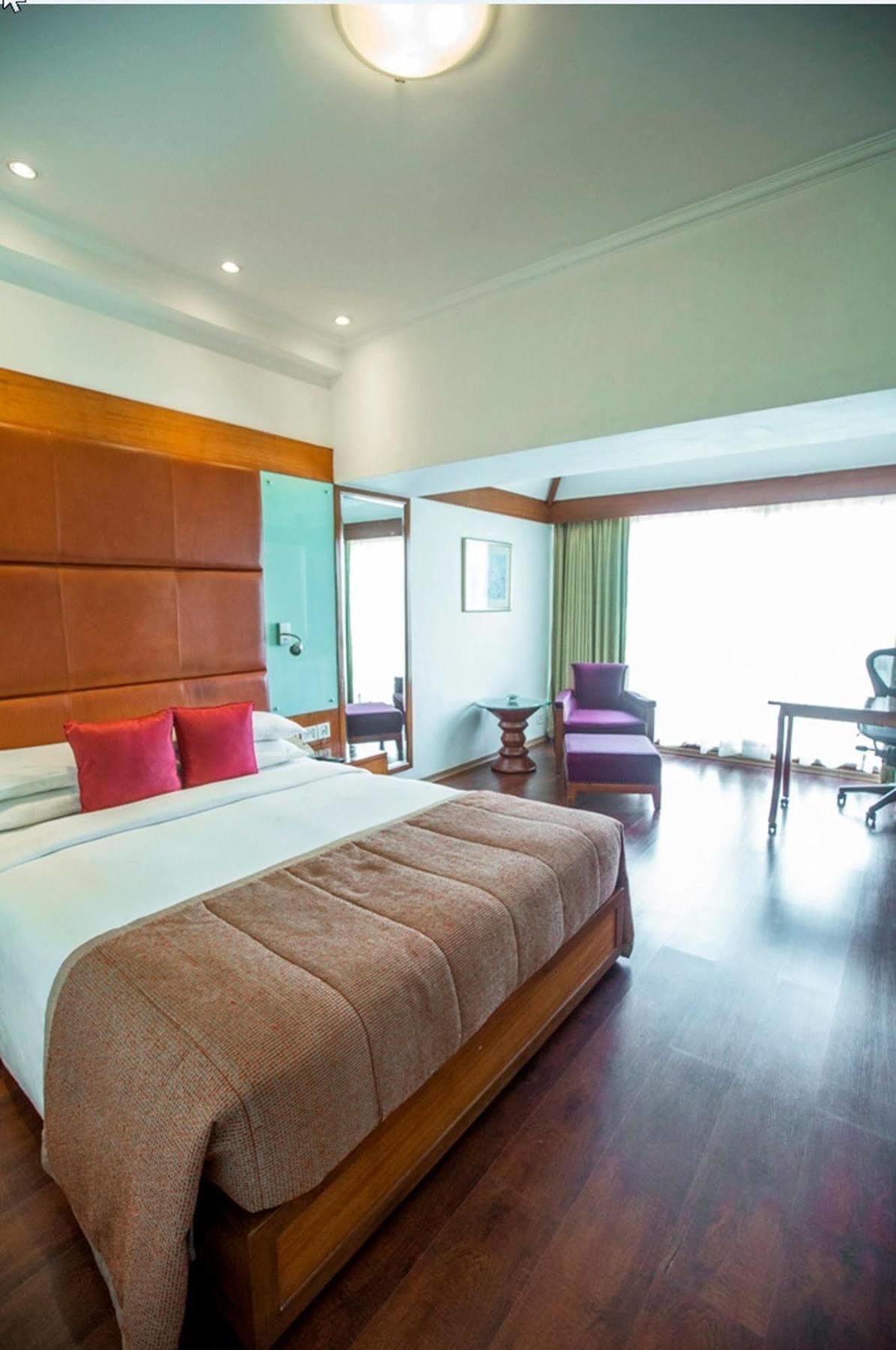 Hotel Taj Banjara Hyderabad Exterior foto A room at the Park