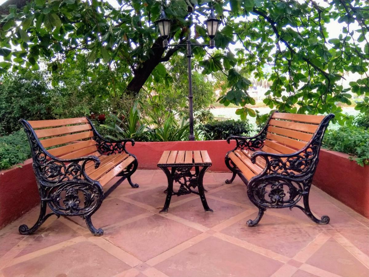 Hotel Taj Banjara Hyderabad Exterior foto A cast iron bench